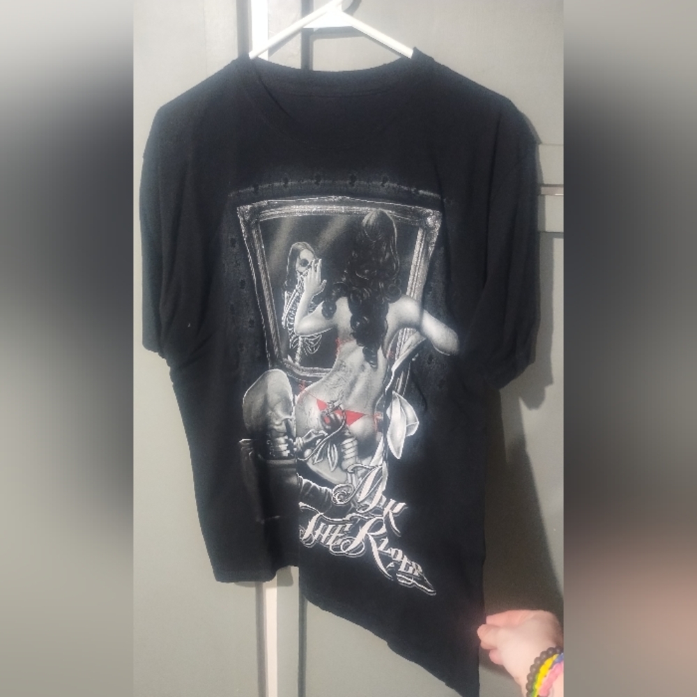 Basic T-shirt size large